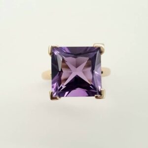 Amethyst Ring In 375 Yellow Gold