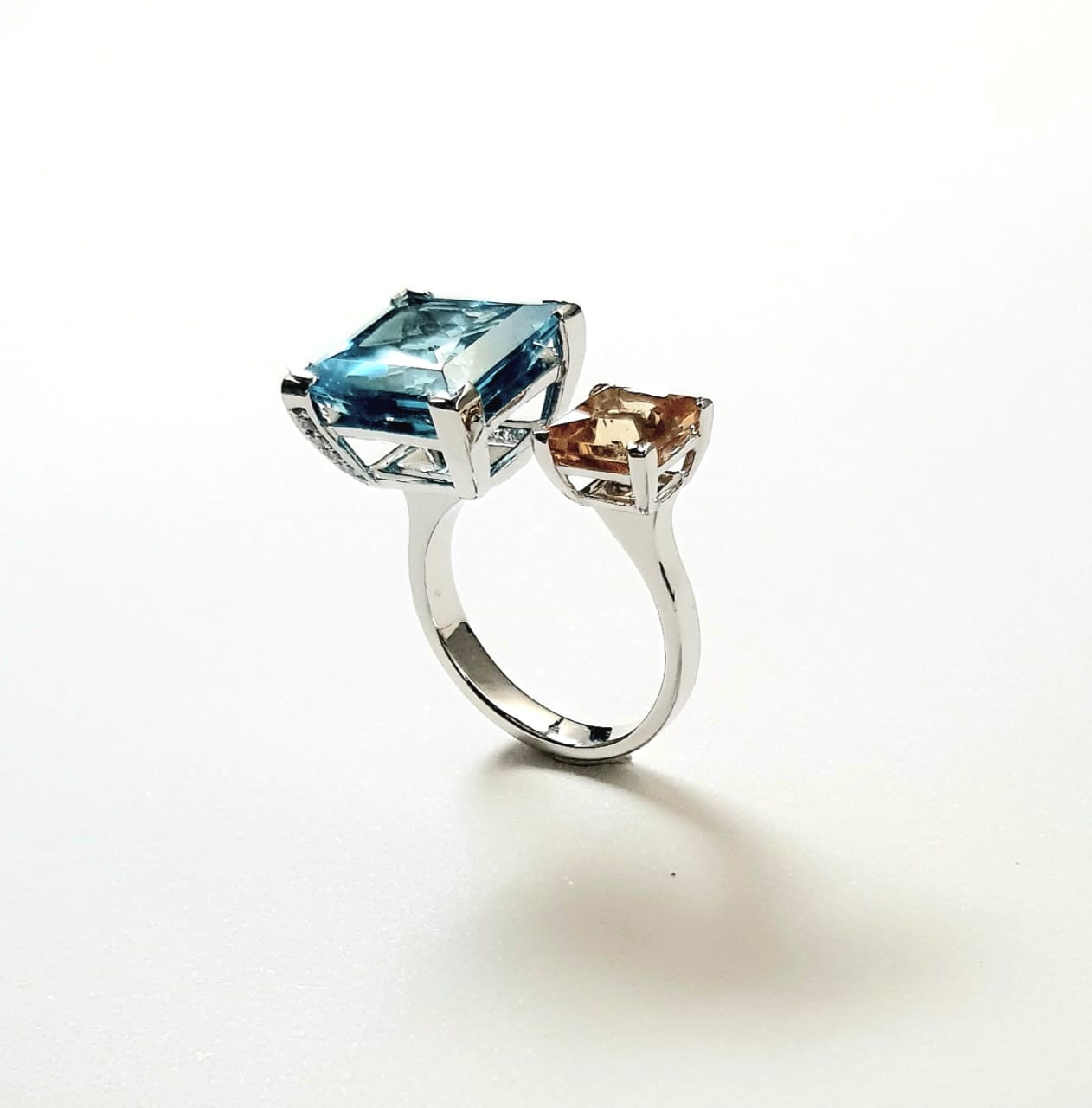 Blue Topaz & Citrine Ring in 375 White gold
