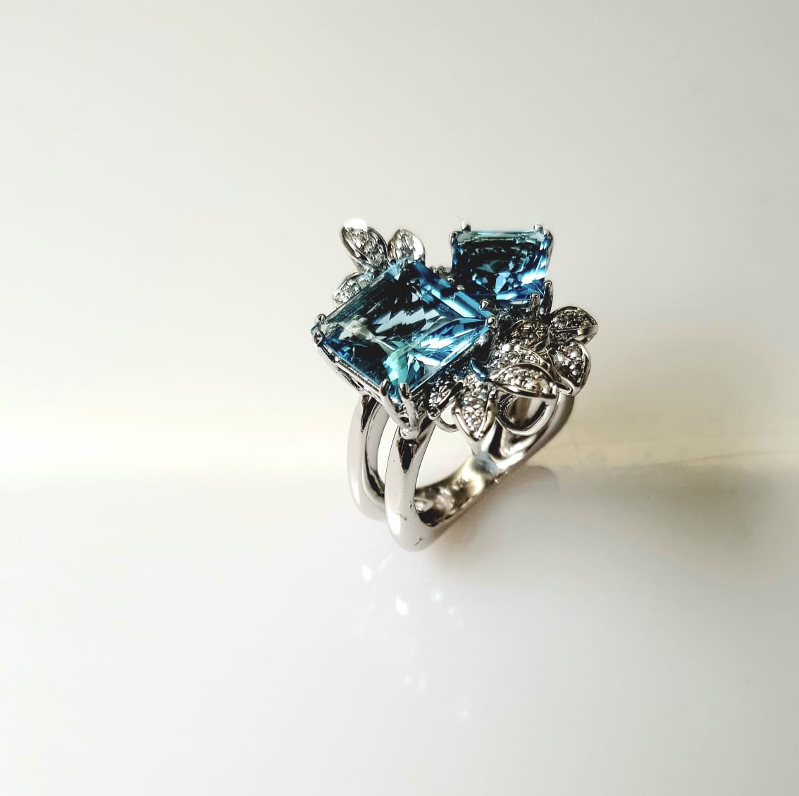 Blue Topaz & Diamonds Ring in 375 white gold - Image 2