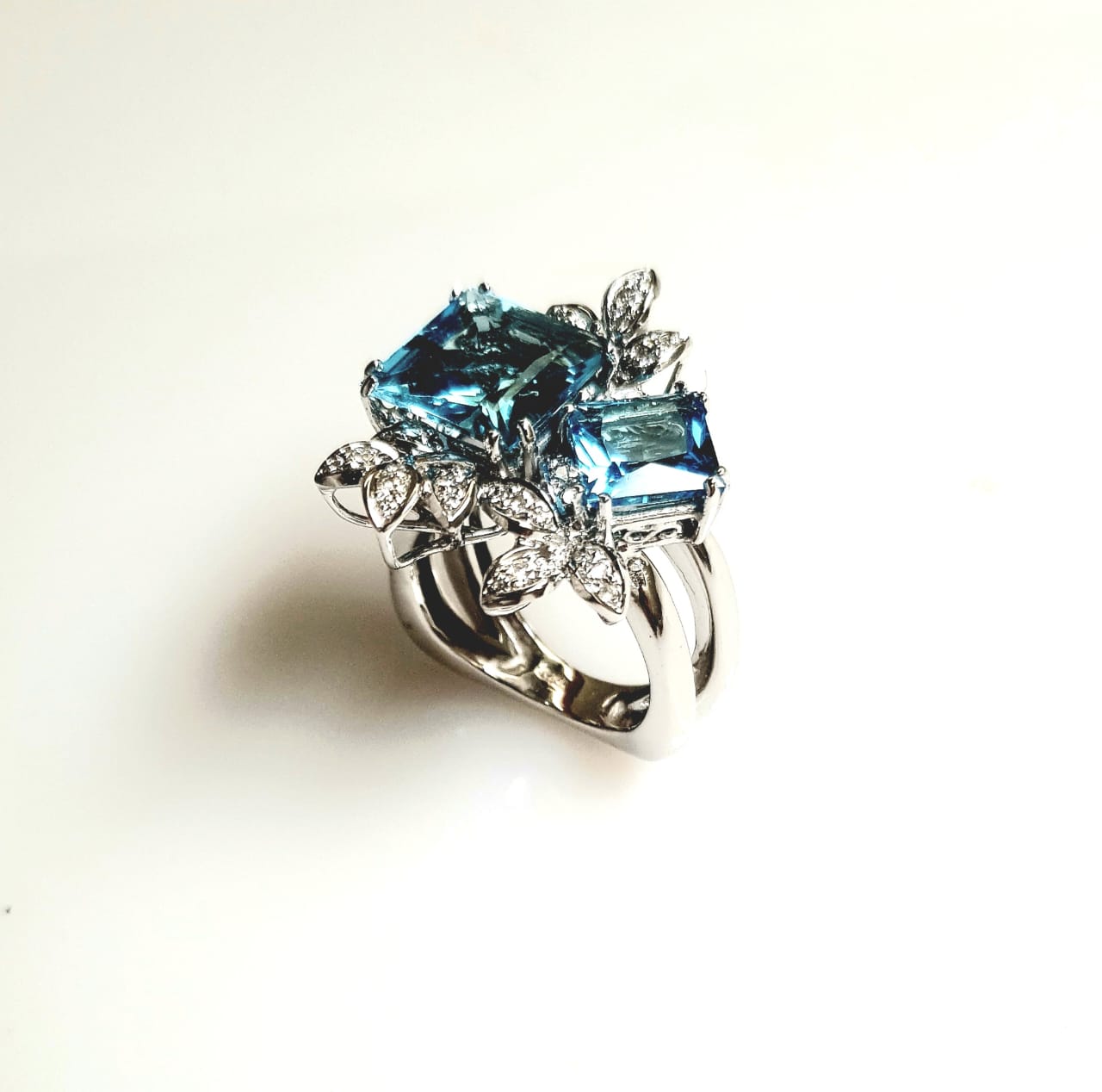 Blue Topaz & Diamonds Ring in 375 white gold - Image 3
