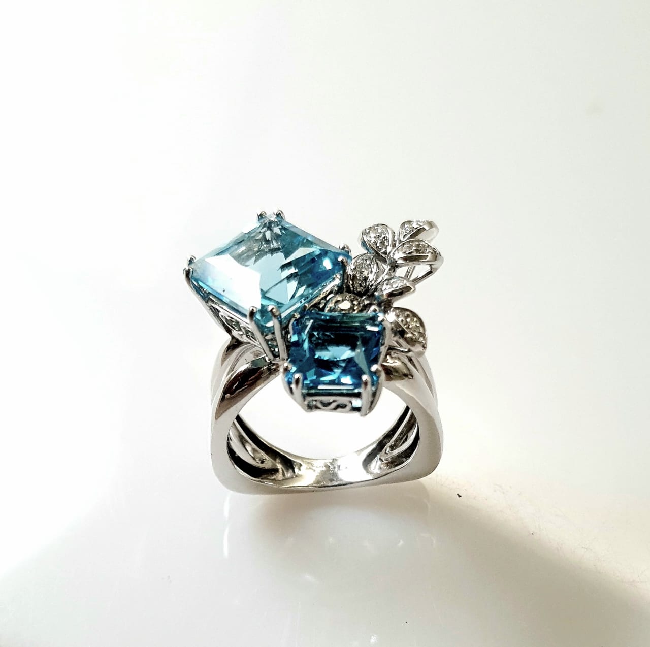 Blue Topaz & Diamonds Ring in 375 white gold - Image 3