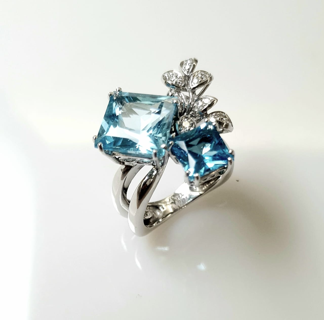 Blue Topaz & Diamonds Ring in 375 white gold - Image 2