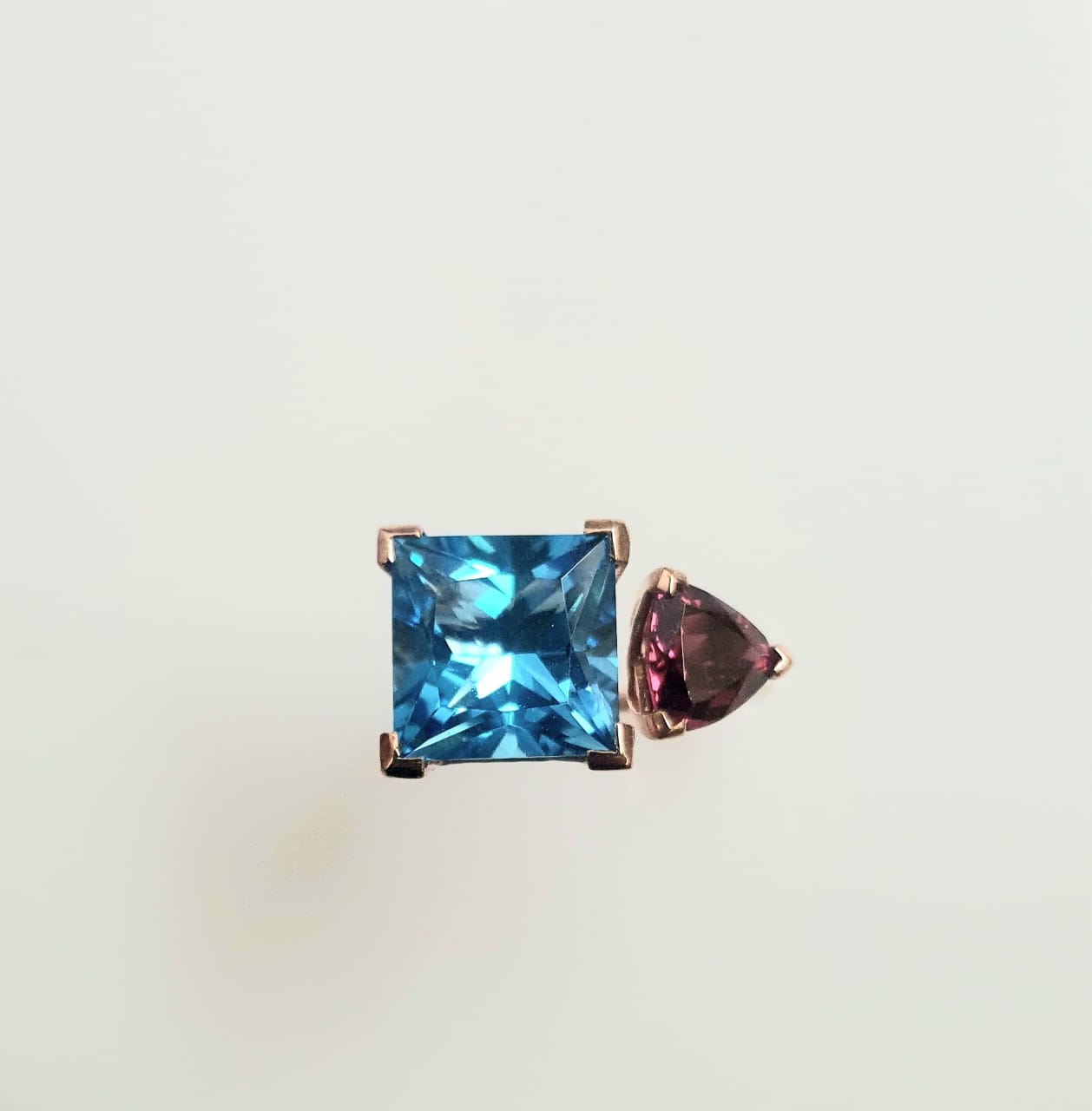 Blue Topaz & Tourmaline Ring in 375 Rose gold - Image 3