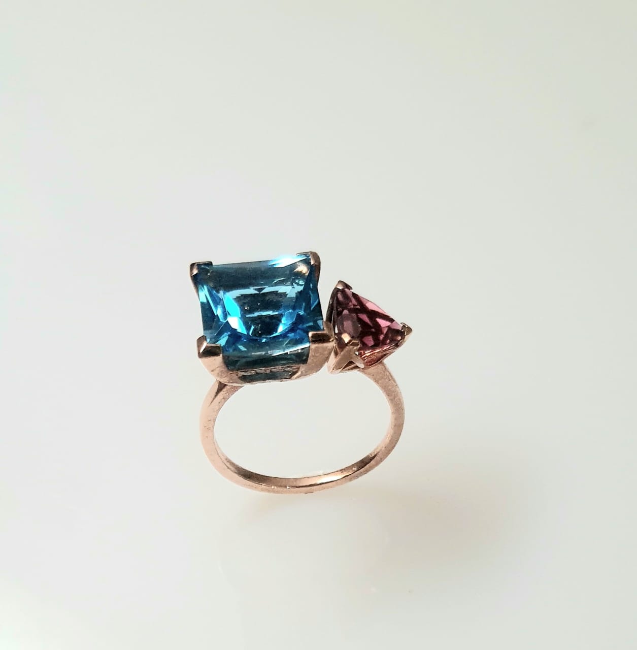 Blue Topaz & Tourmaline Ring in 375 Rose gold - Image 2
