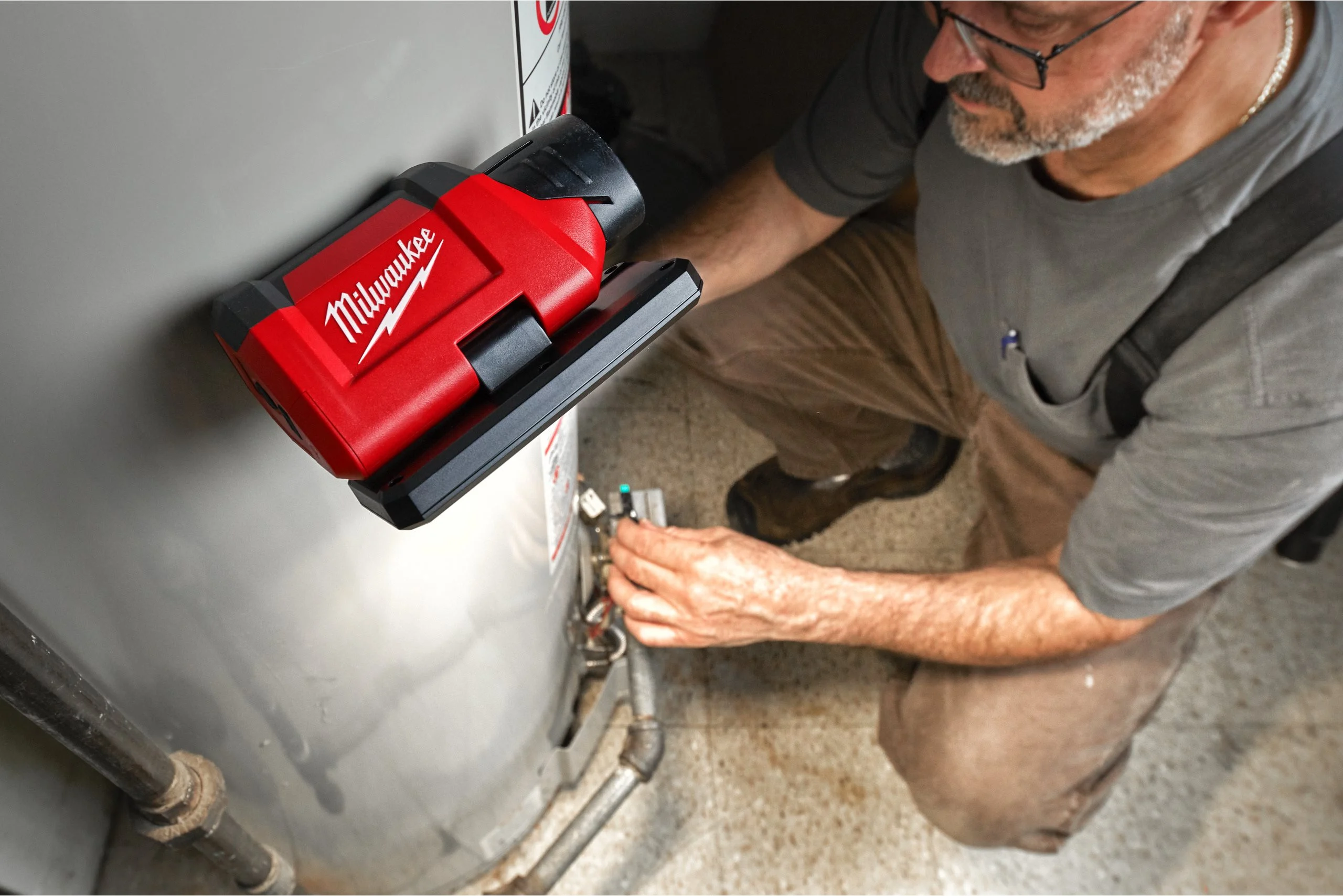 Milwaukee M12™ 700 Max Lumens Pivot Area Light (Bare) - Image 3