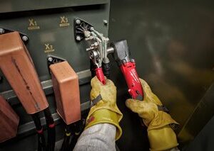 M12 FRAIWF12B- -251B M12 FUEL™ 1/2" 270Nm Right Angle Impact Wrench w/ Add-On M12™ HIGH OUTPUT™ 2.5Ah Battery Starter Pack